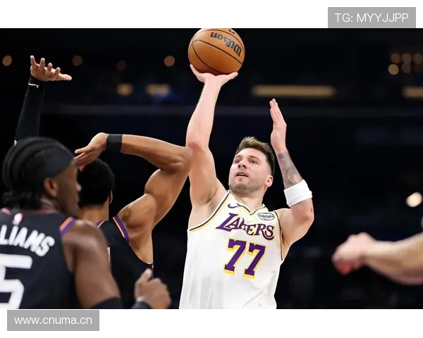 快船击退湖人东契奇32分詹姆斯奋力追分